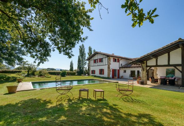 Sale Traditional house Saint-Pée-sur-Nivelle 8&nbsp;Rooms 350&nbsp;m²
