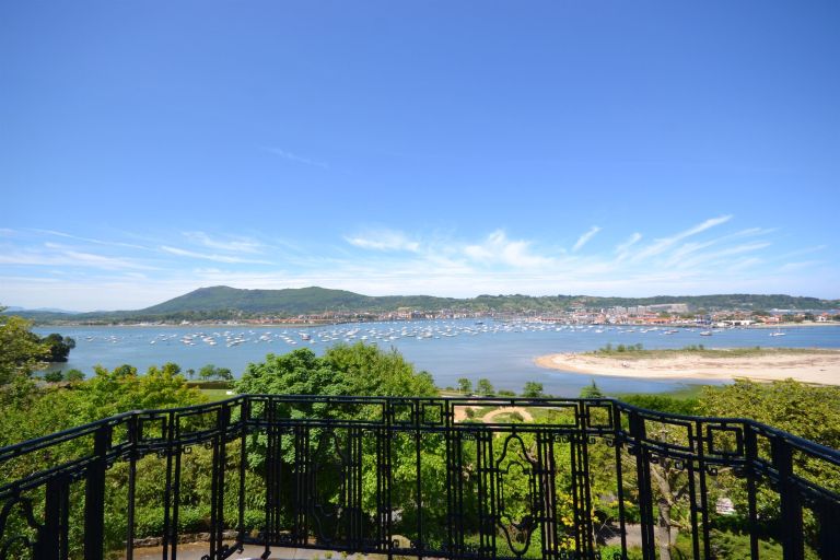 apartment 5 Rooms for sale on HENDAYE (64700)