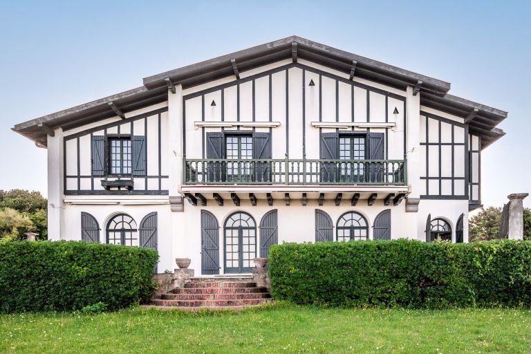 house 10 Rooms for sale on BIARRITZ (64200)