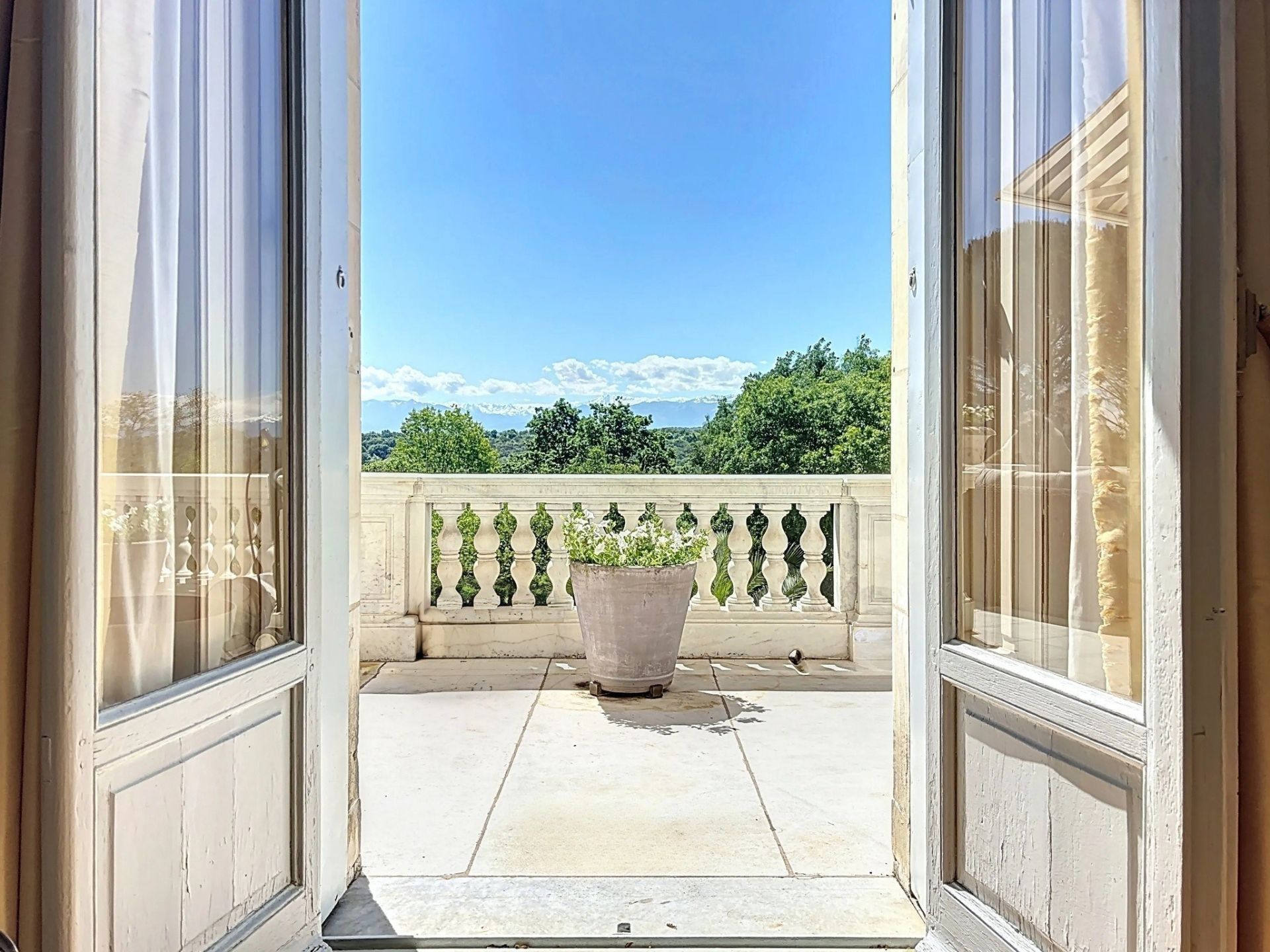 apartment 8 Rooms for sale on PAU (64000)