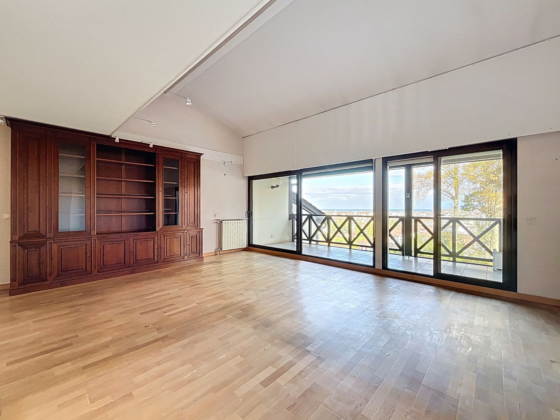 apartment 5 Rooms for sale on CIBOURE (64500)