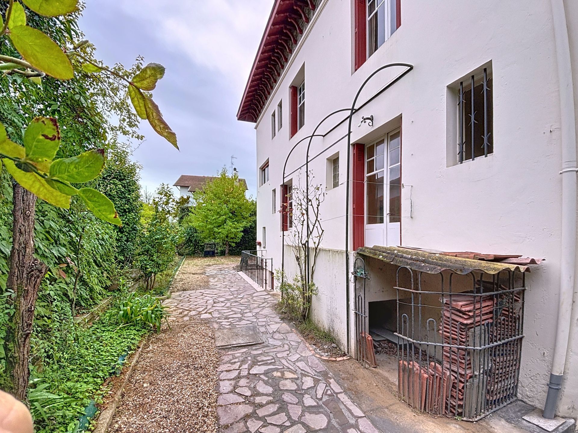 house 10 Rooms for sale on BAYONNE (64100)