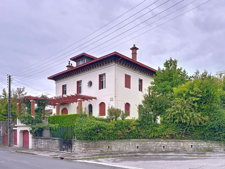 house 10 Rooms for sale on BAYONNE (64100)