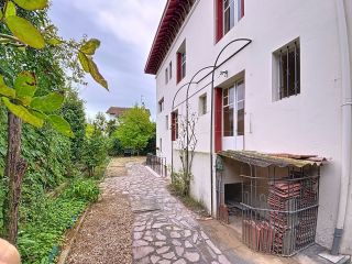 house 10 Rooms for sale on BAYONNE (64100)