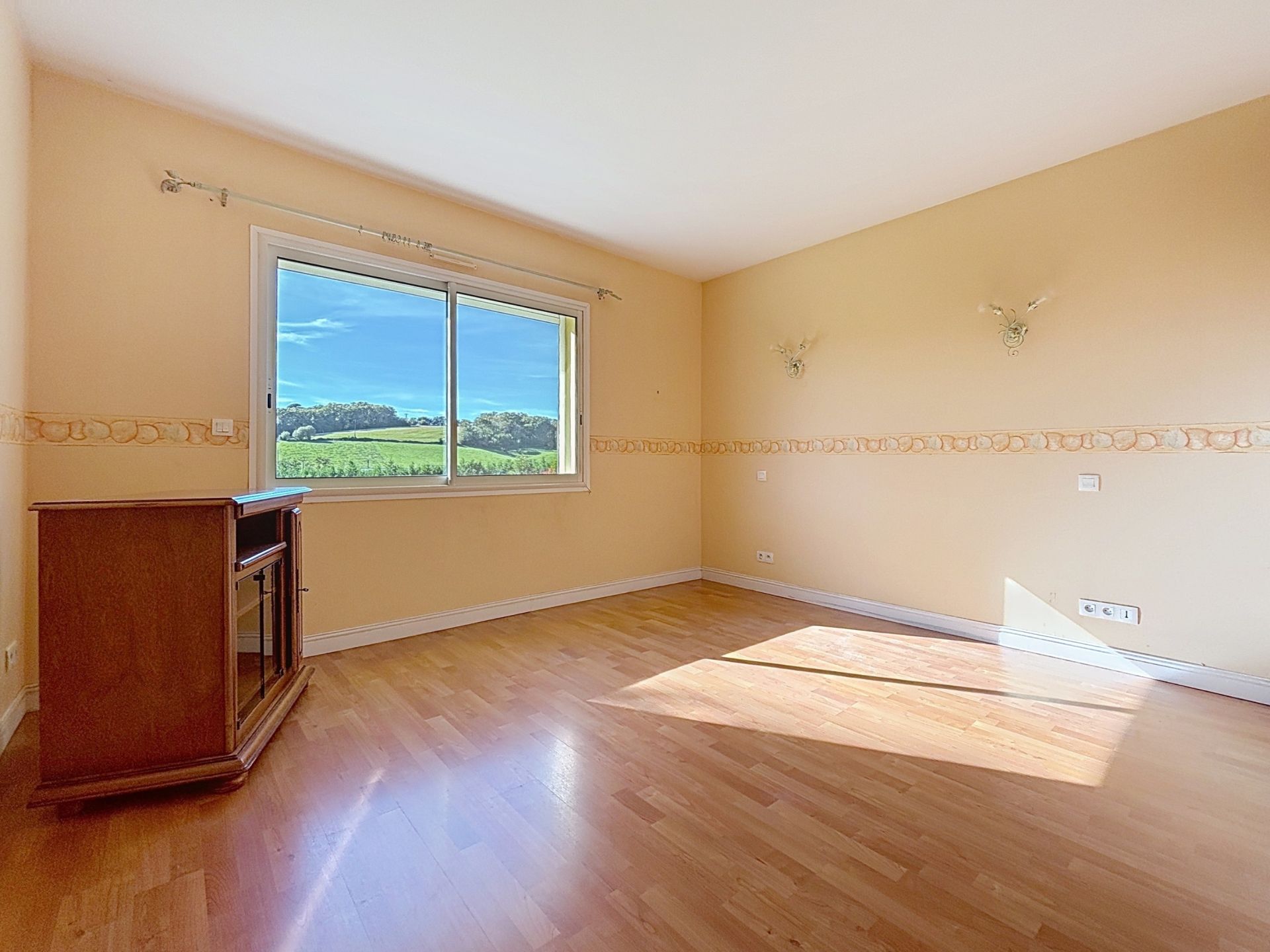 house 4 Rooms for sale on URRUGNE (64122)