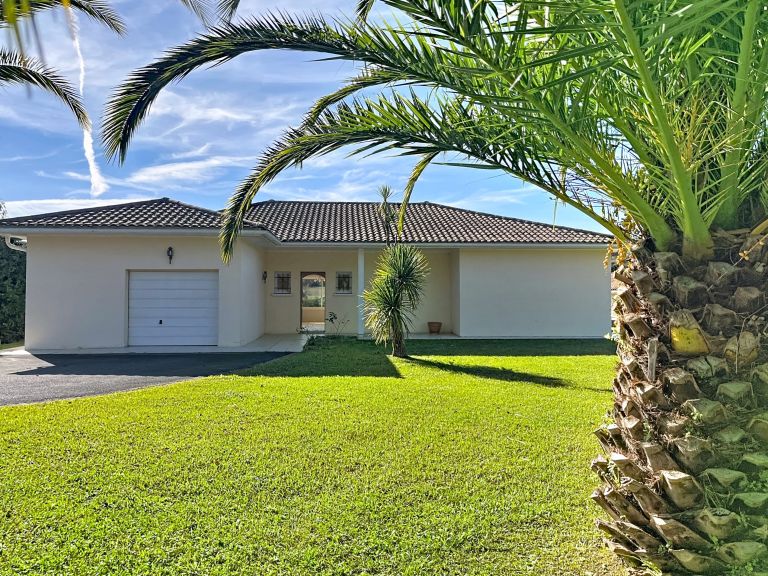 house 4 Rooms for sale on URRUGNE (64122)