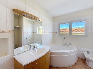 house 4 Rooms for sale on URRUGNE (64122)