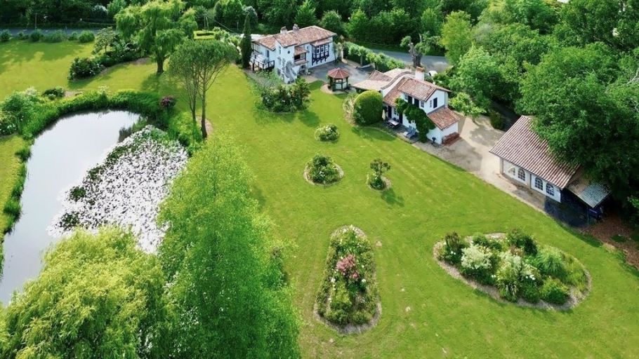 house 8 Rooms for sale on ASCAIN (64310)