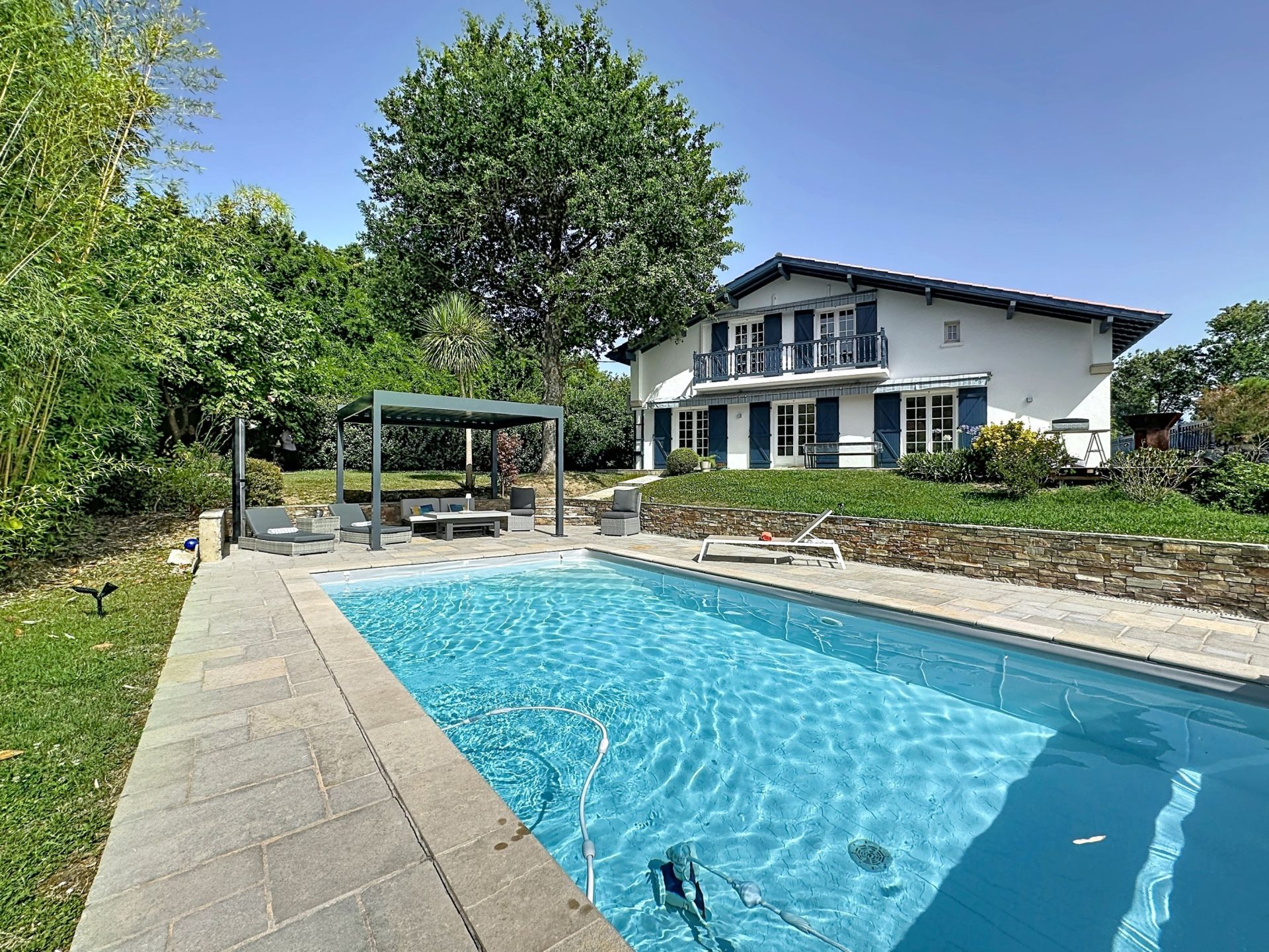 house 7 Rooms for sale on ARBONNE (64210)