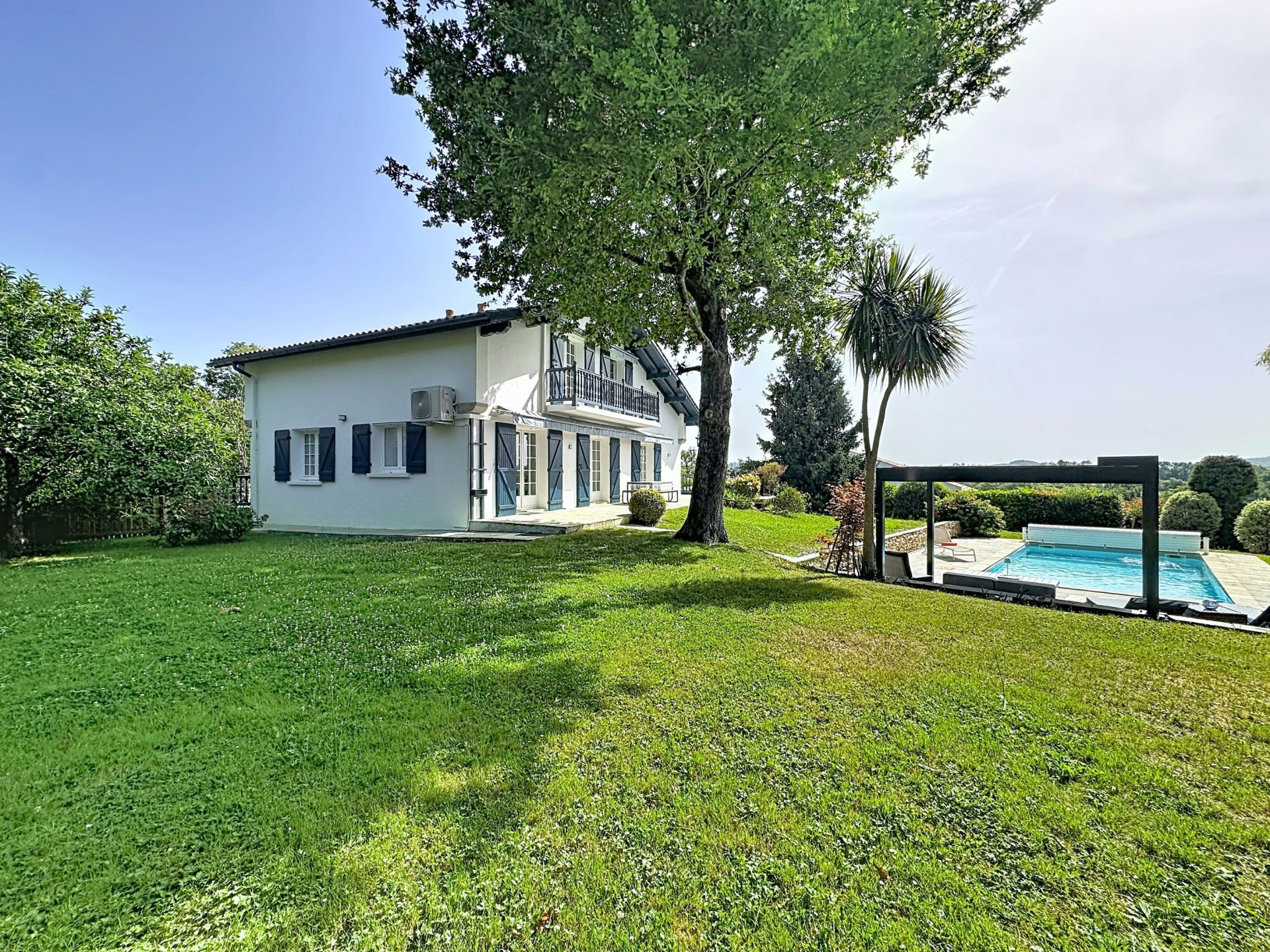 house 7 Rooms for sale on ARBONNE (64210)