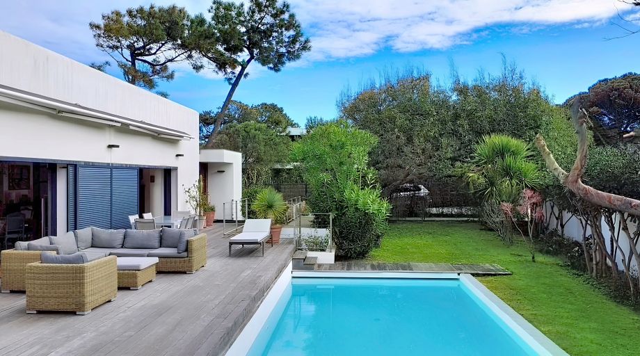 house 6 Rooms for sale on ANGLET (64600)
