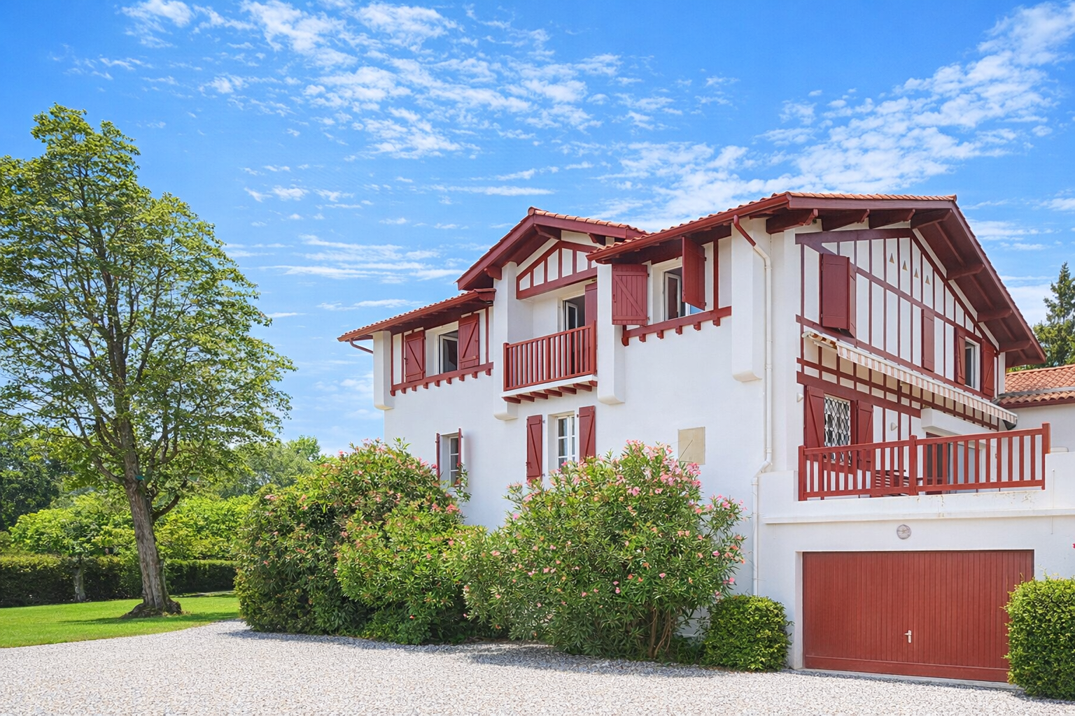 house 15 Rooms for sale on BAYONNE (64100)