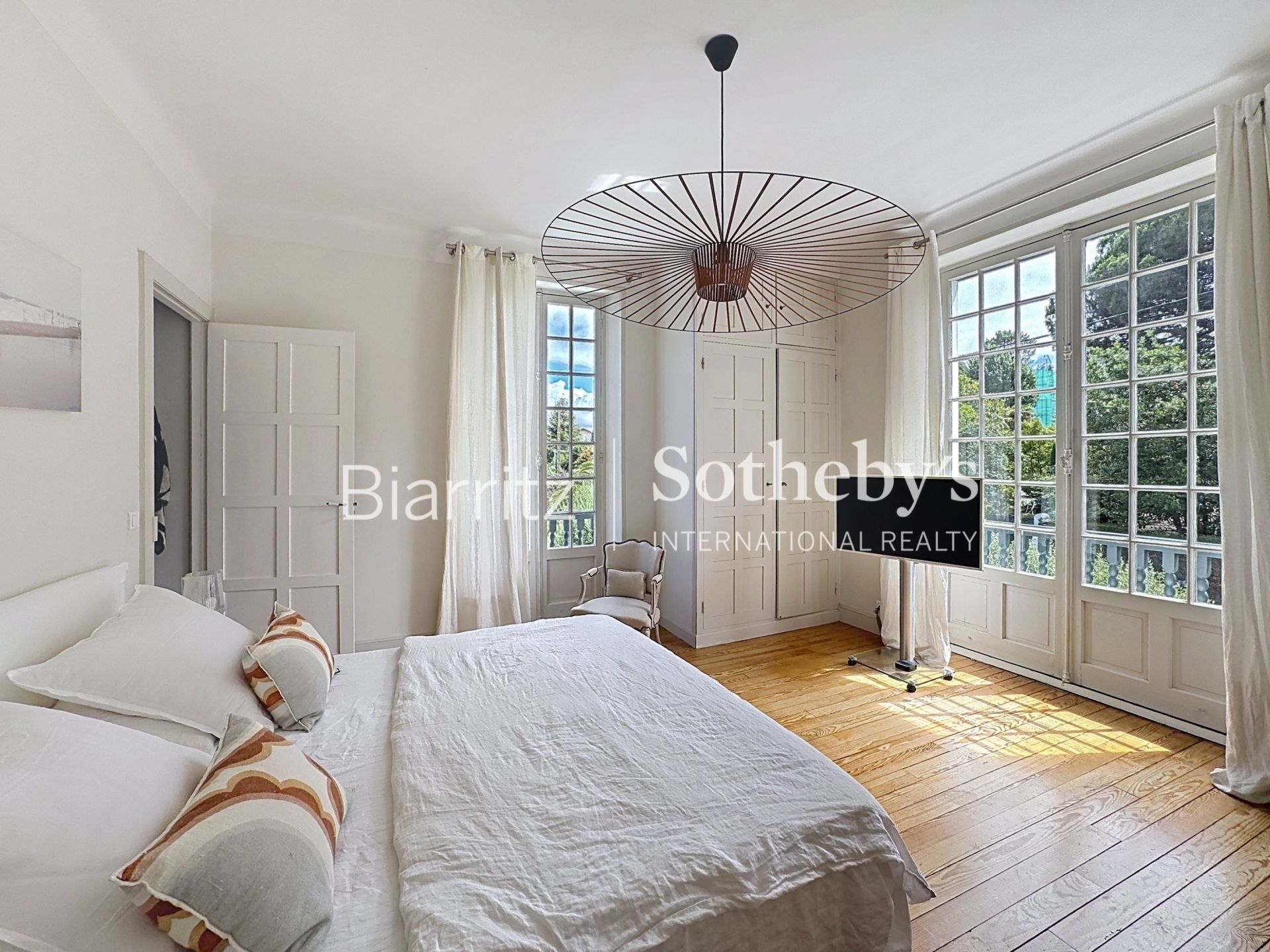 house 10 Rooms for sale on BIARRITZ (64200)