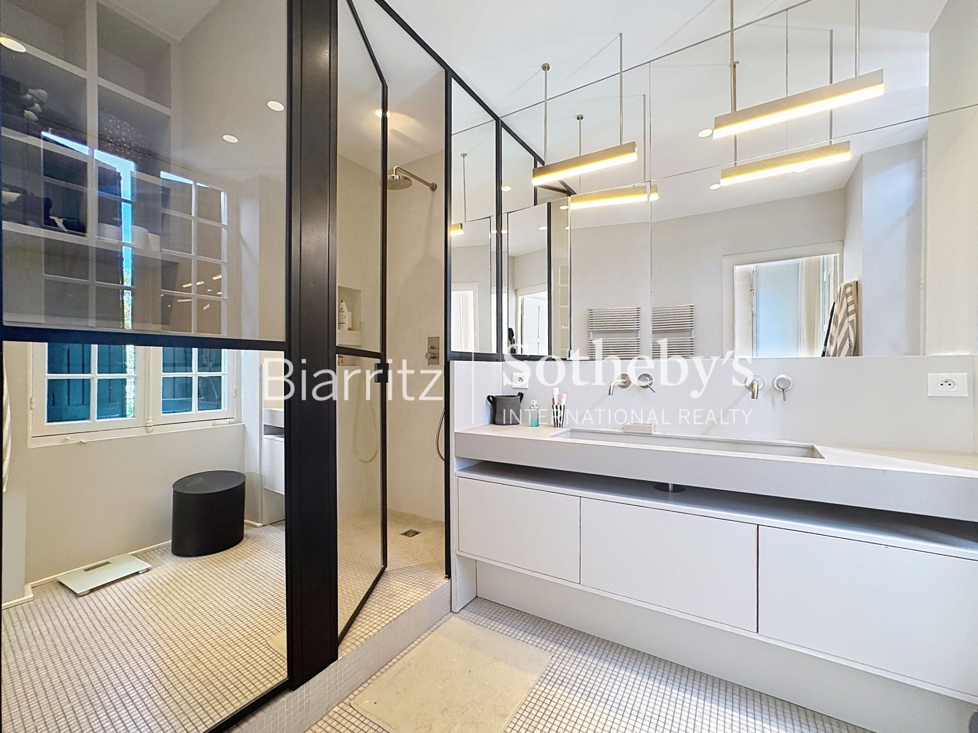 house 10 Rooms for sale on BIARRITZ (64200)