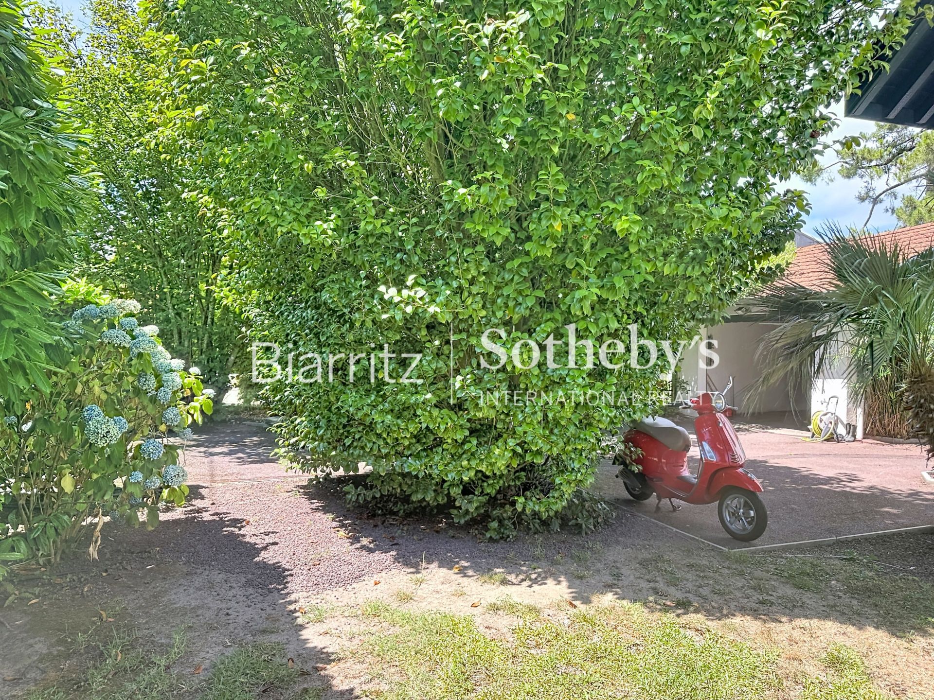 house 10 Rooms for sale on BIARRITZ (64200)